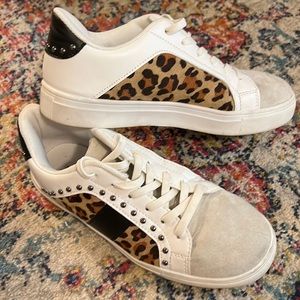 White sneakers with leopard detail and rivets